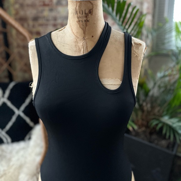 💥SALE💥 New Gorgeous Black bodysuit w/unique neckline. Size Small - Picture 5 of 10